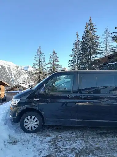 Véhicule de transport pour transfert vers une gare ou un aéroport